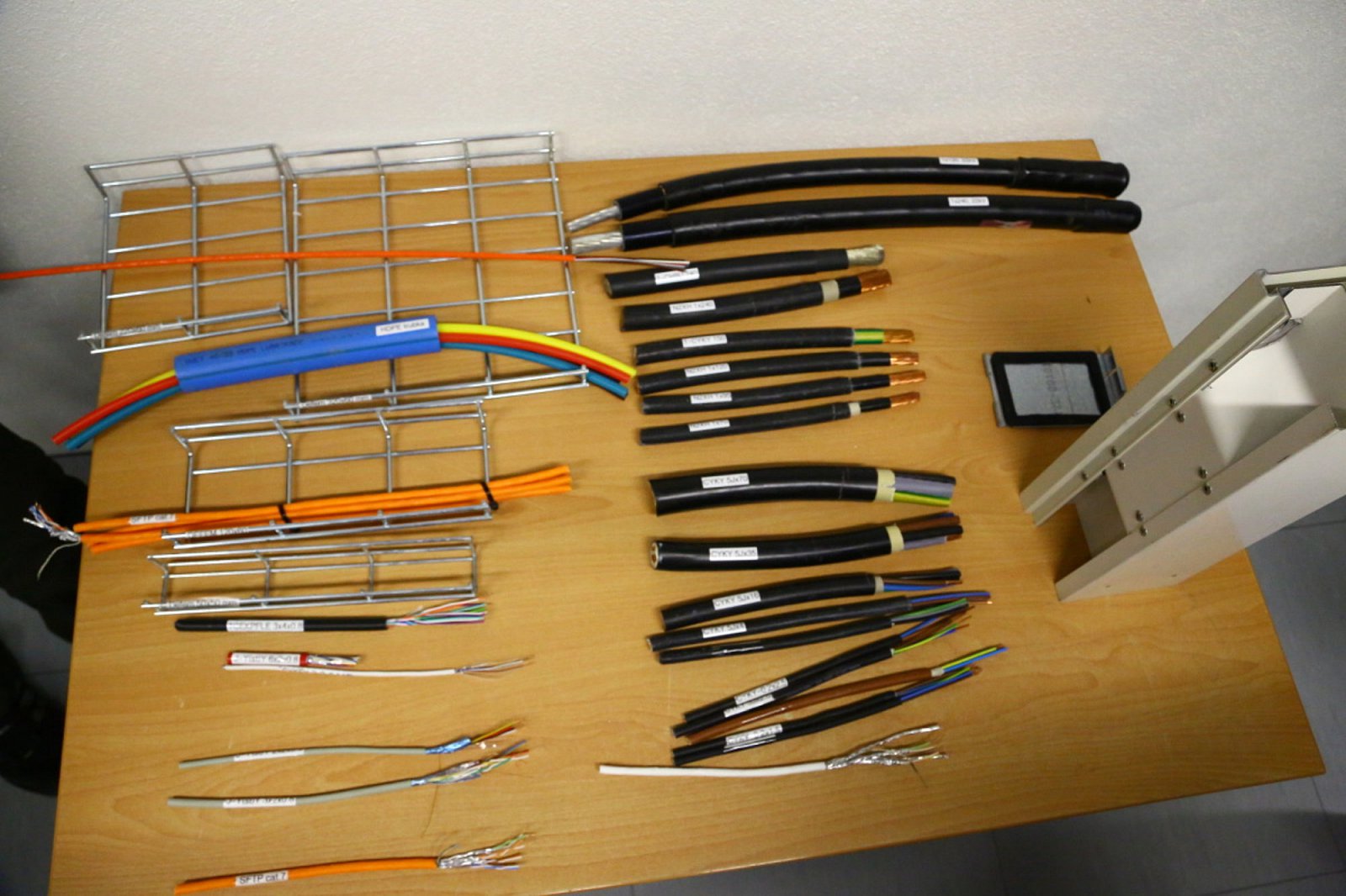 Ukázka všech typů kabelů, které jsou v datacentru použity.