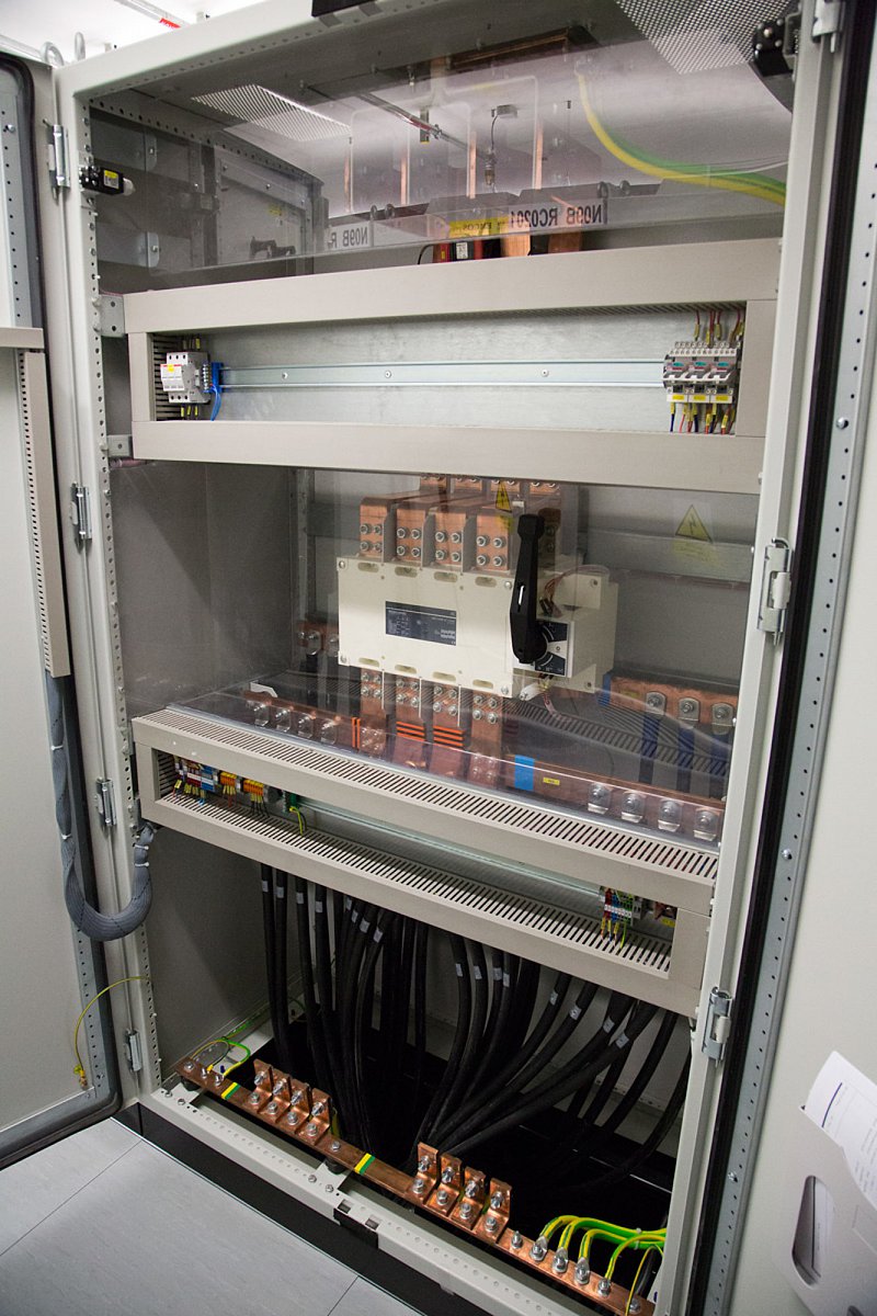 Živé vodiče jsou za plexi sklem, stejně z nich jde respekt.