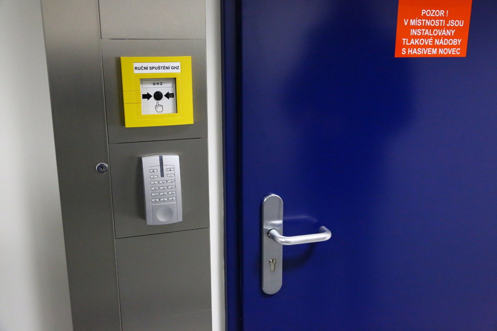 Přístup na čip a kód, může být snadno rozšířen o biometrický snímač.