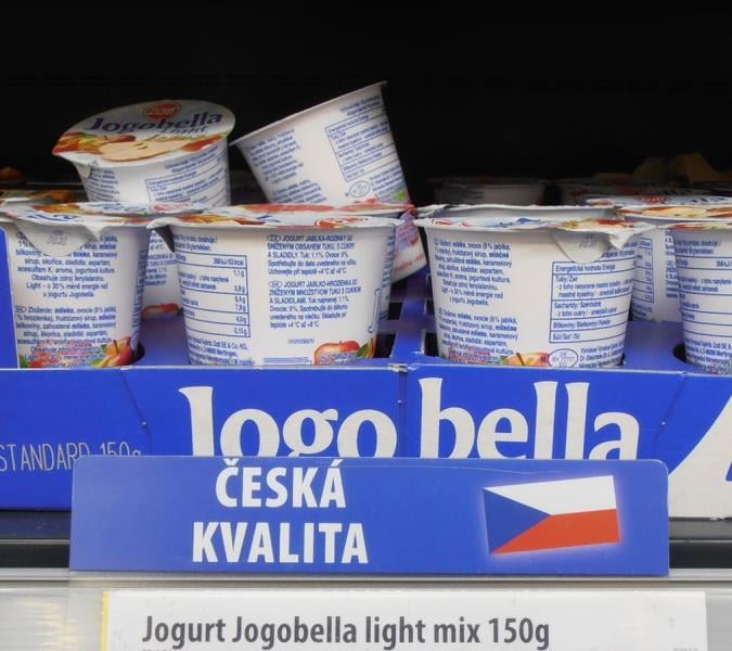 Typickým příkladem je prodejce Penny Market, který opakovaně označoval potraviny na regálové etiketě nápisem „Česká kvalita“ a grafickým vyobrazením vlajky ČR, přitom země původu výrobku nebyla Česká republika