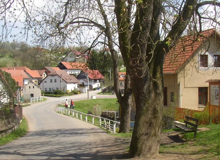 Náves v Hrusicích, rodný domek Josefa Lady stával napravo