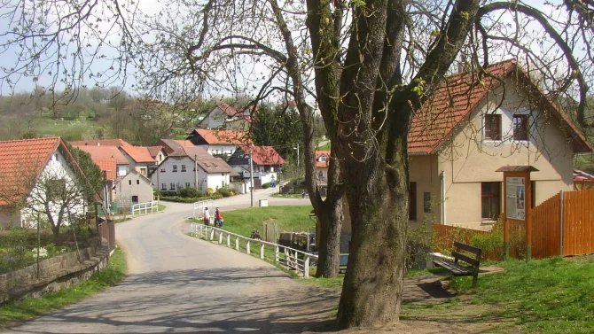 Náves v Hrusicích, rodný domek Josefa Lady stával napravo