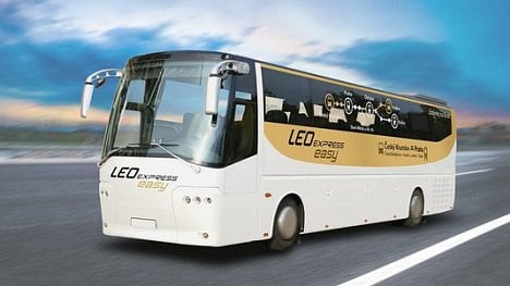 Náhledový obrázek - Leo Express se hrabe vzhůru. Po silnici