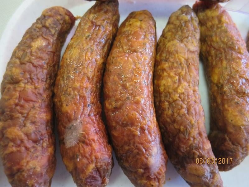 DSPA Enapo, Tišnov: Uzeniny zapáchaly po kažení. Povrch výrobků byl svraštělý, oslizlý a lepkavý. Výrobky měly neznámé datum použitelnosti.