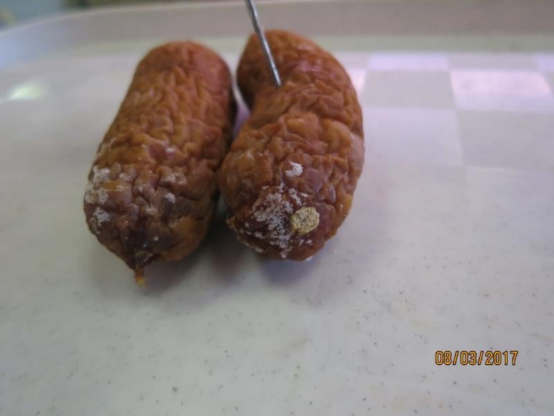 DSPA Enapo, Tišnov: Uzeniny zapáchaly po kažení. Povrch výrobků byl svraštělý, oslizlý a lepkavý. Výrobky měly neznámé datum použitelnosti.