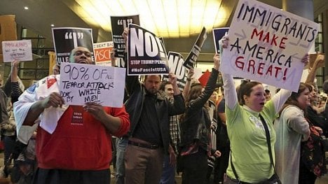 Náhledový obrázek - Soud zrušil platnost migračního dekretu. Směšné, komentoval Trump