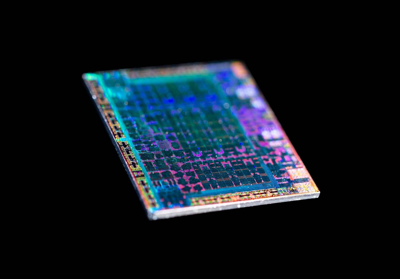 2020-02-7nm-GPU-Navi-14-z-AMD-Radeonu-RX-5500-XT-foto-Fritzchens