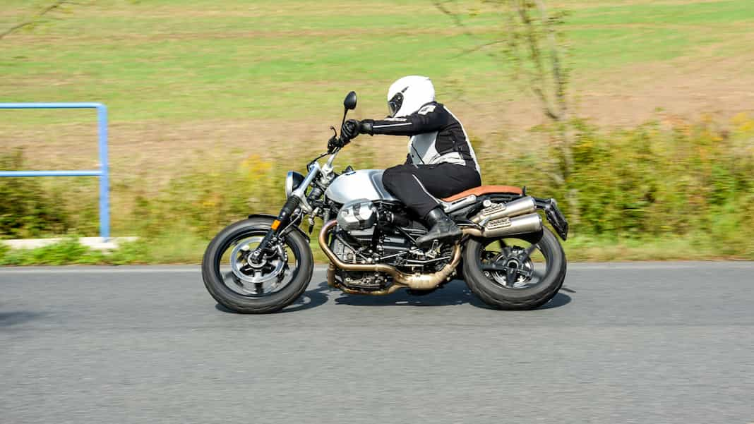 Test BMW R nineT Scrambler: Retro nejen na asfalt