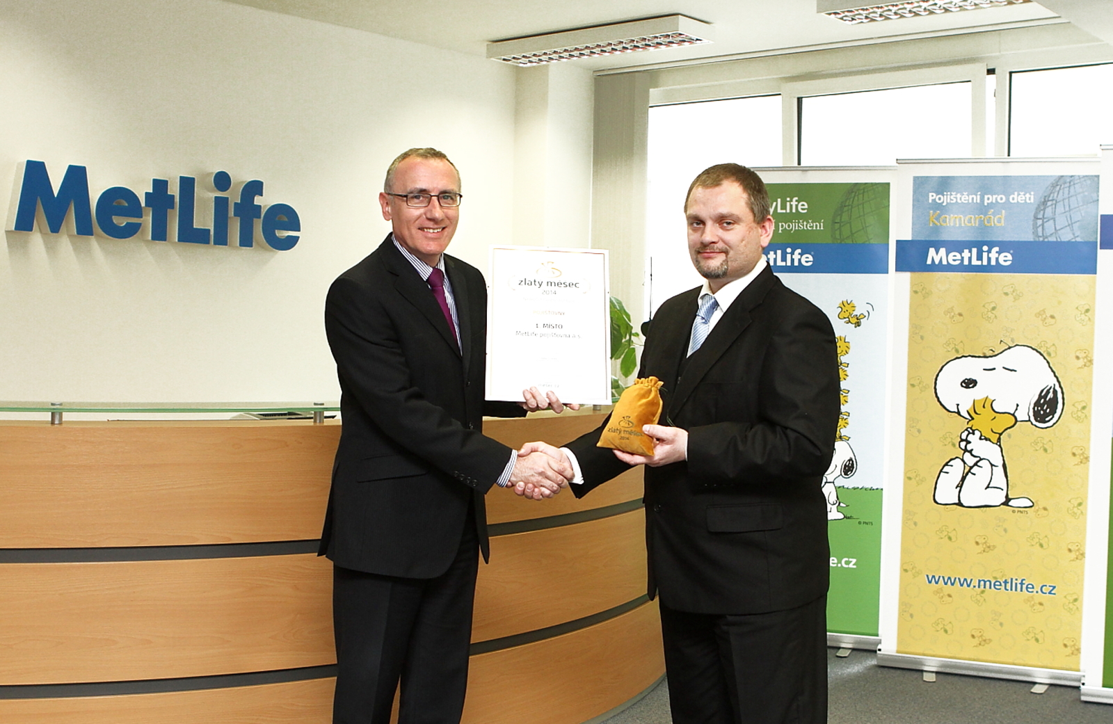 Daniel Martínek, generální ředitel MetLife pojištovny (vlevo), přebírá ocenění za 1. místo v kategorii Pojišťovny