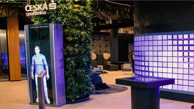 AI avatar, virtuální realita a zasedačky, kde se za vámi zatmaví skla. Spořitelna otevřela technologicky vybavenou nonstop pobočku