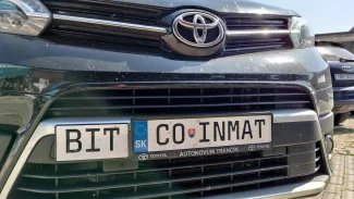 Auto Toyota s registrační značkou na přání ve tvaru názvu kryptoměny Bitcoin.