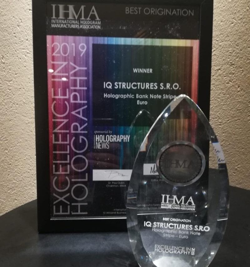 2010-11-hologramy-a-nanotechnologie-iq-structures-8.jpg