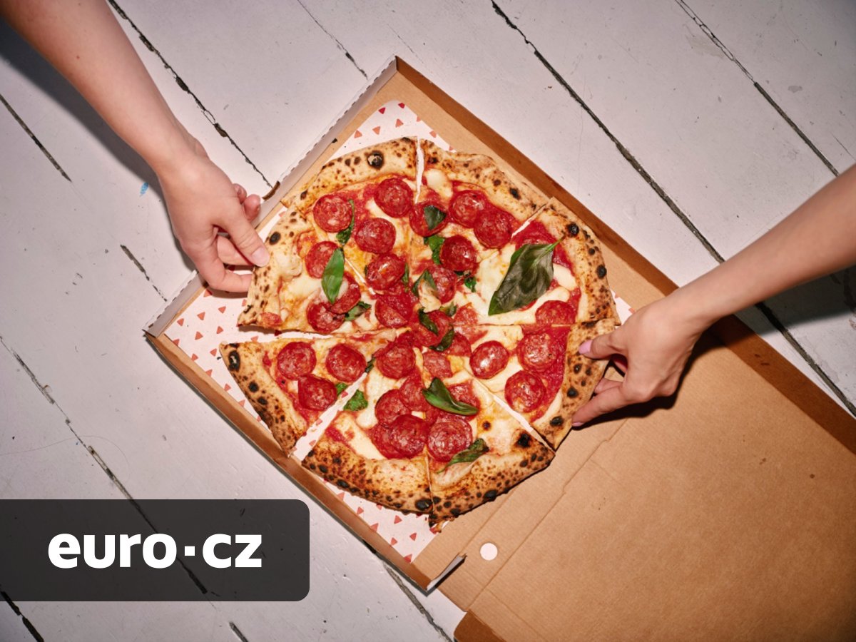 Na severu Evropy dáte za pizzu takřka pětistovku, v Česku meziročně zdražila o 12 procent. Za tou nejlevnější musíte do Liberce