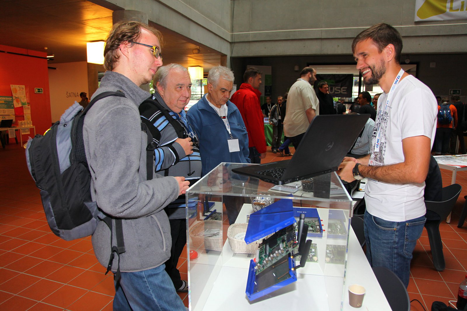 Martin Strbačka představuje Turris na stánku na LinuxDays.