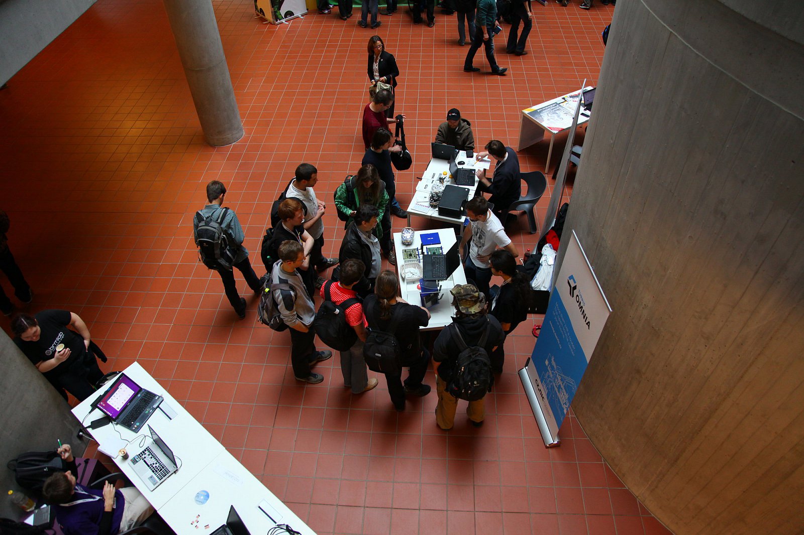Martin Strbačka představuje Turris na stánku na LinuxDays.