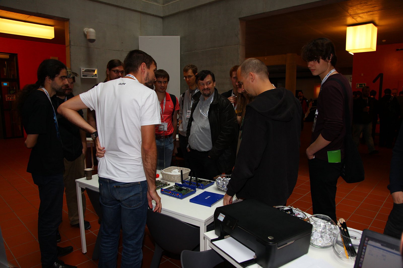 Martin Strbačka představuje Turris na stánku na LinuxDays.