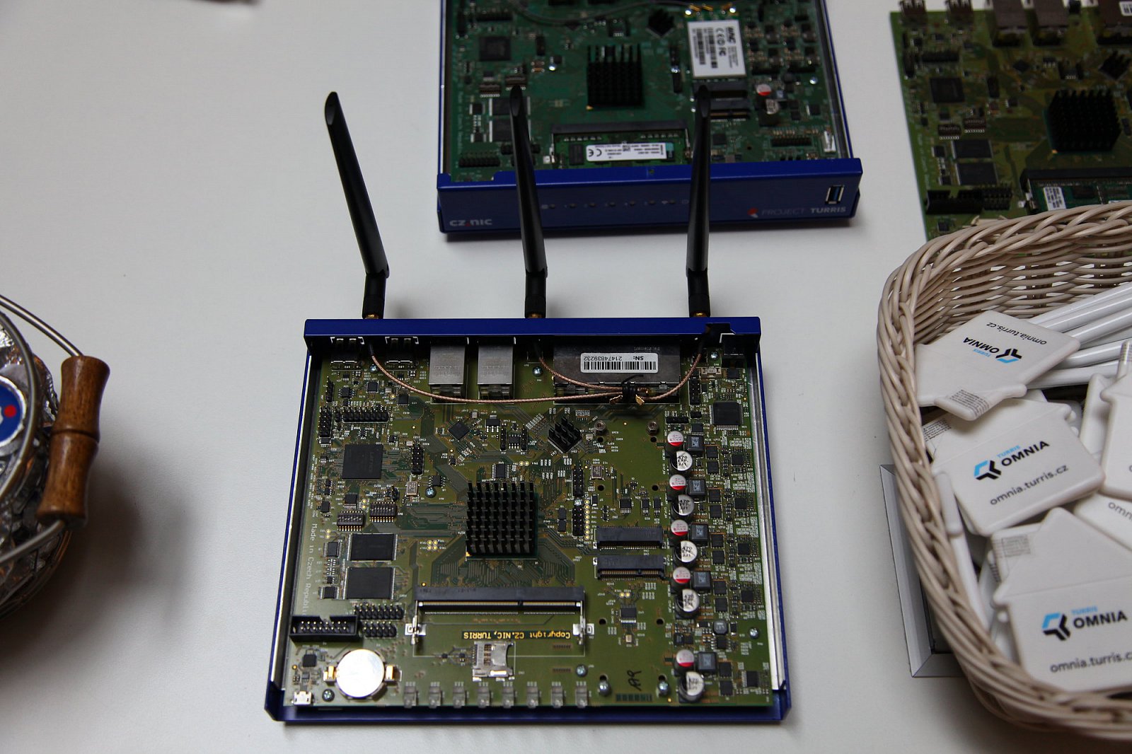 Původní Turris na stánku na LinuxDays.