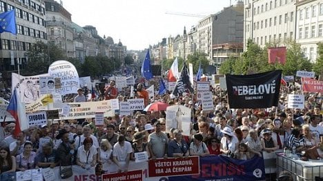 Náhledový obrázek - Václavské náměstí zaplnilo 120 tisíc demonstrantů proti Babišovi. Příště se sejdou na Letné