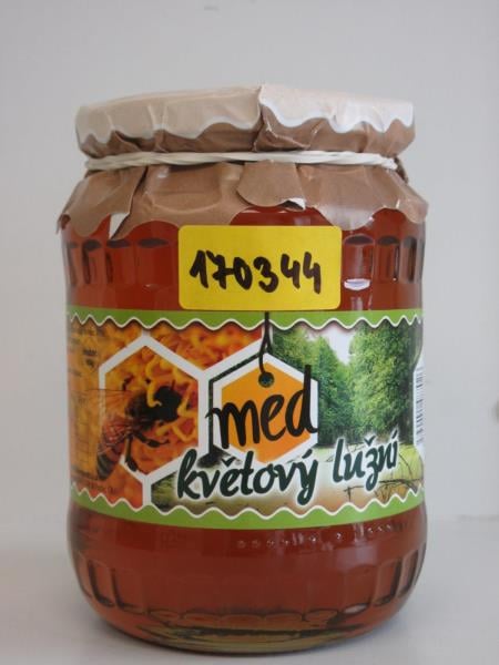 Jan Löffelmann (www.medocentrum.cz), Praha 9: Med květový lužní - ve výrobku byl zjištěn nepovolený přidavek cizích cukrů. Obsah glukózy, fruktózy a maltózy neodpovídal přirozenému zastoupení těchto cukrů v medu. Dále byl zjištěn nepovolený přídavek barviva amoniak - sulfitový karamel (E150d). Do medu se s výjimkou jiného druhu medu nesmí přidávat žádné jiné látky ani látky přídatné. Hodnota aktivity enzymu diastáza neodpovídala legislativním požadavkům. Výrobce: Honeypack, Praha