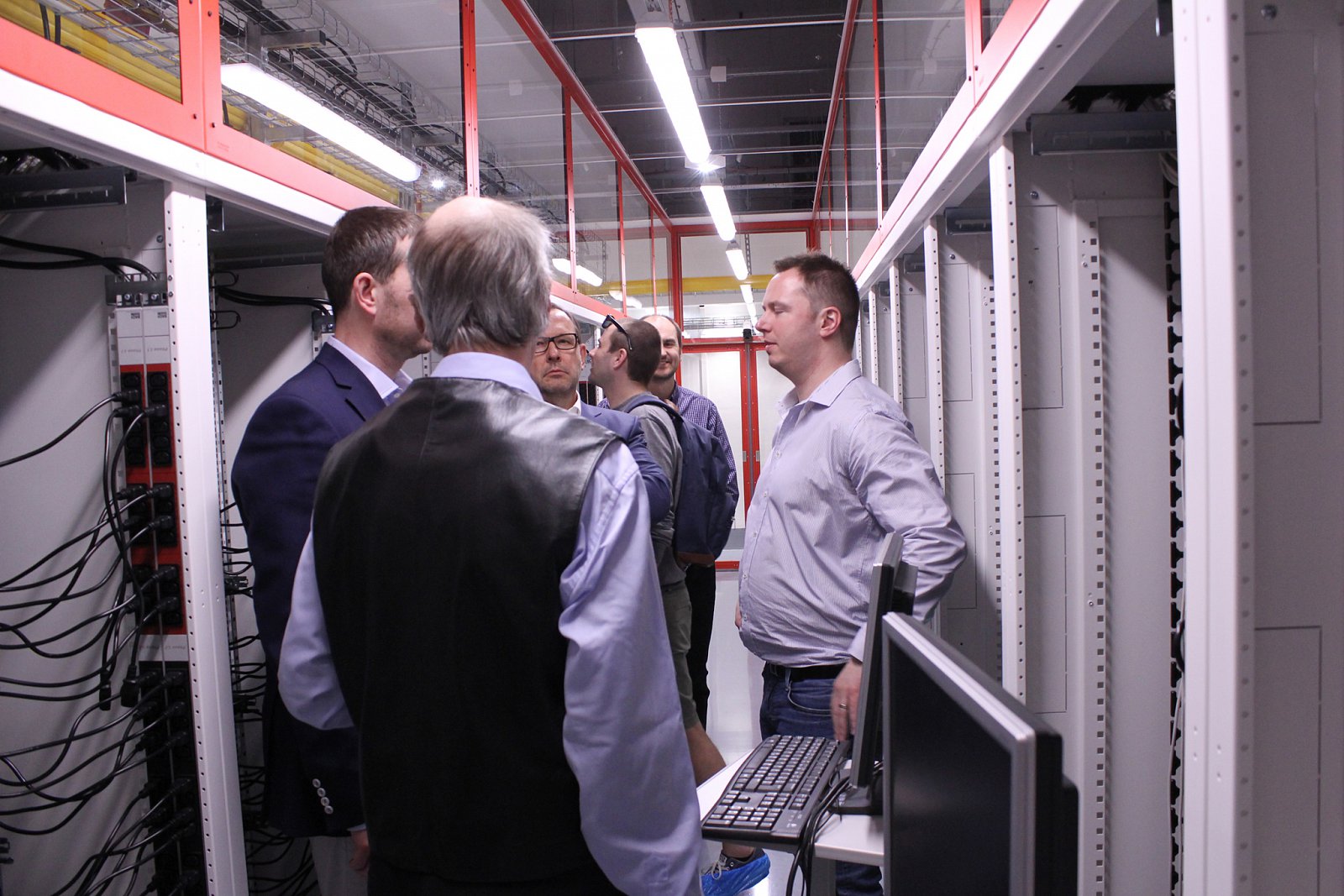 Ještě skoro dva roky si Seznam vystačí s jedním datasálem. Dvojka je zatím připravena v hrubé stavbě a měla být zprovozněna kolem roku 2017, kdy stávající kapacity nebudou stačit růstu.