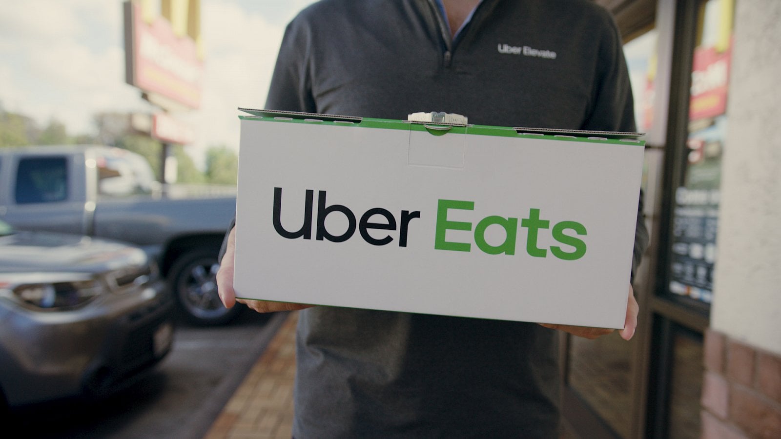 Uber Eats testuje doručování jídel z restaurací drony