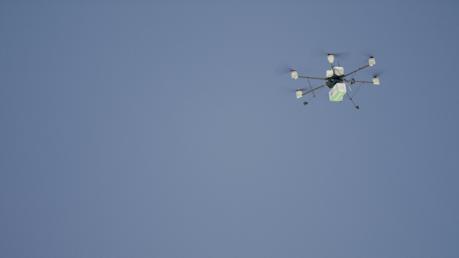 Uber Eats testuje doručování jídel z restaurací drony