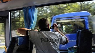 Náhledový obrázek - Pozor na bílý policejní autobus! Jeho cestující nepoužívají videokamery k natáčení krás republiky, ale prohřešků řidičů