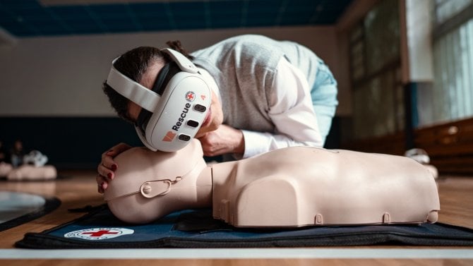 Detail dívky, která se učí resuscitaci s pomocí virtuální reality