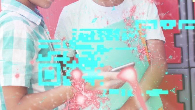 Obrázek modrého QR kódu s červenou sítí spojení dvou biraciálních chlapců stojících na školní chodbě při pohledu na digitální složený obrázek smartphonu