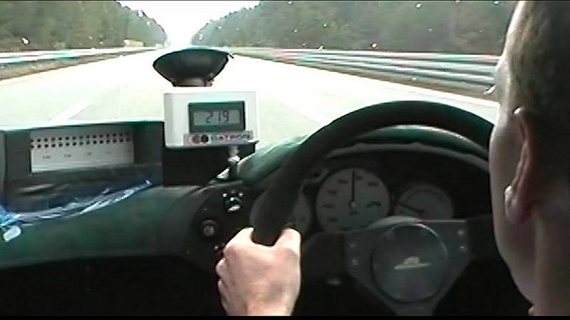 Video: McLaren F1 předvádí akceleraci z nuly na 300 km/h i maximálních 390 km/h