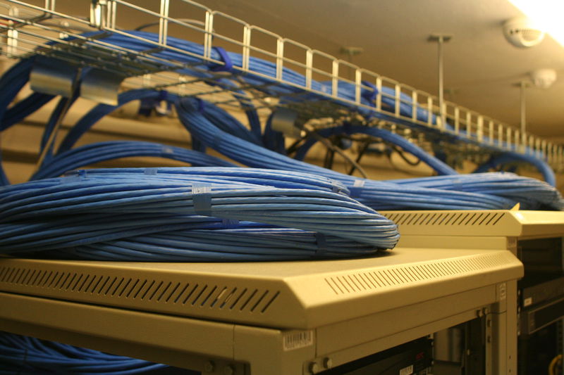 Smotané rezervy pro případné posouvání racků po místnosti.