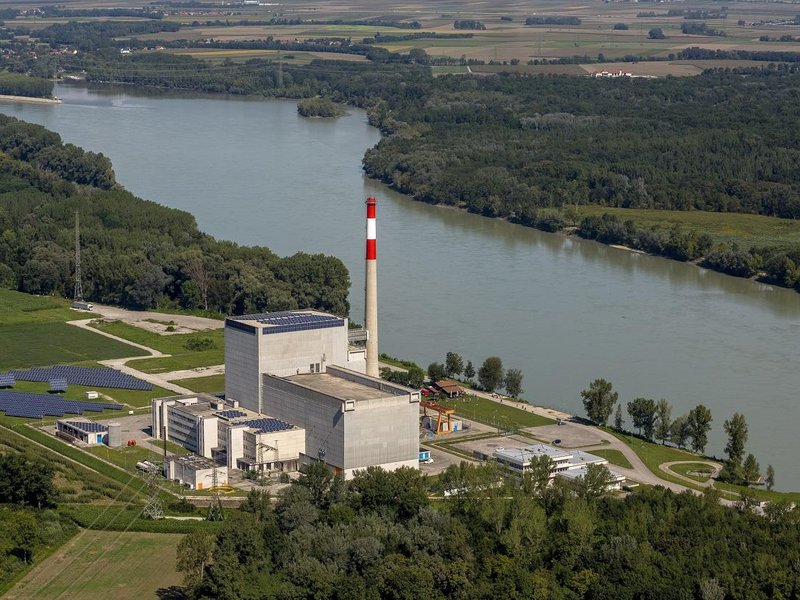  Jaderný pomník Zwentendorf. Nikdy nezprovozněná jaderná elektrárna v Rakousku poblíž města Zwentendorf an der Donau.