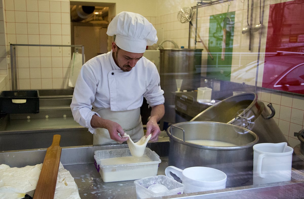 Nahlédněte do výrobny mozzarelly v pražských Nuslích.