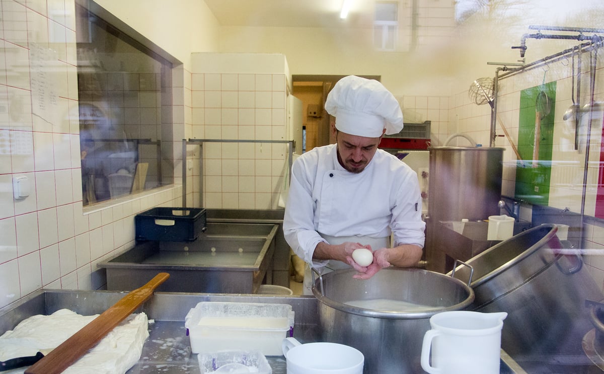 Nahlédněte do výrobny mozzarelly v pražských Nuslích.