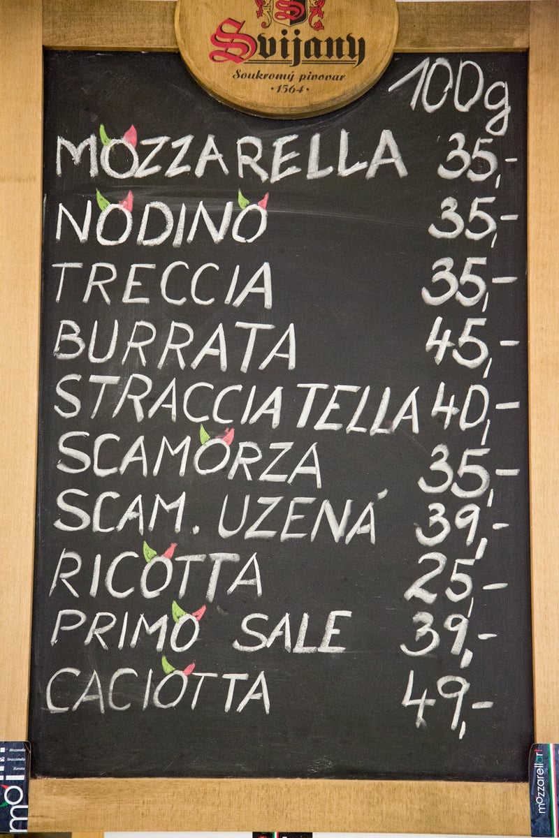 Nahlédněte do výrobny mozzarelly v pražských Nuslích.