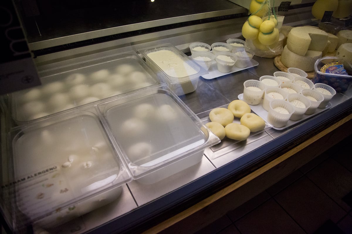 Nahlédněte do výrobny mozzarelly v pražských Nuslích.