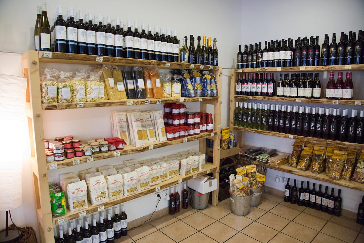 Nahlédněte do výrobny mozzarelly v pražských Nuslích.