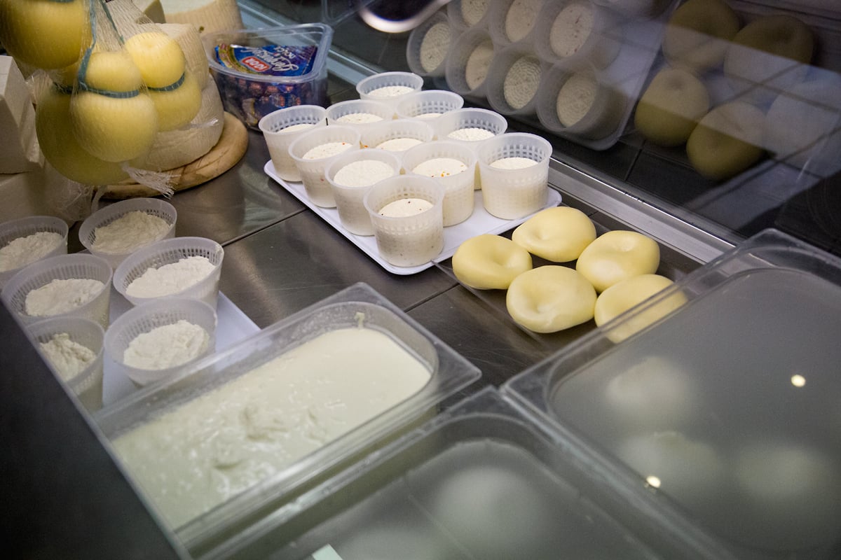 Nahlédněte do výrobny mozzarelly v pražských Nuslích.