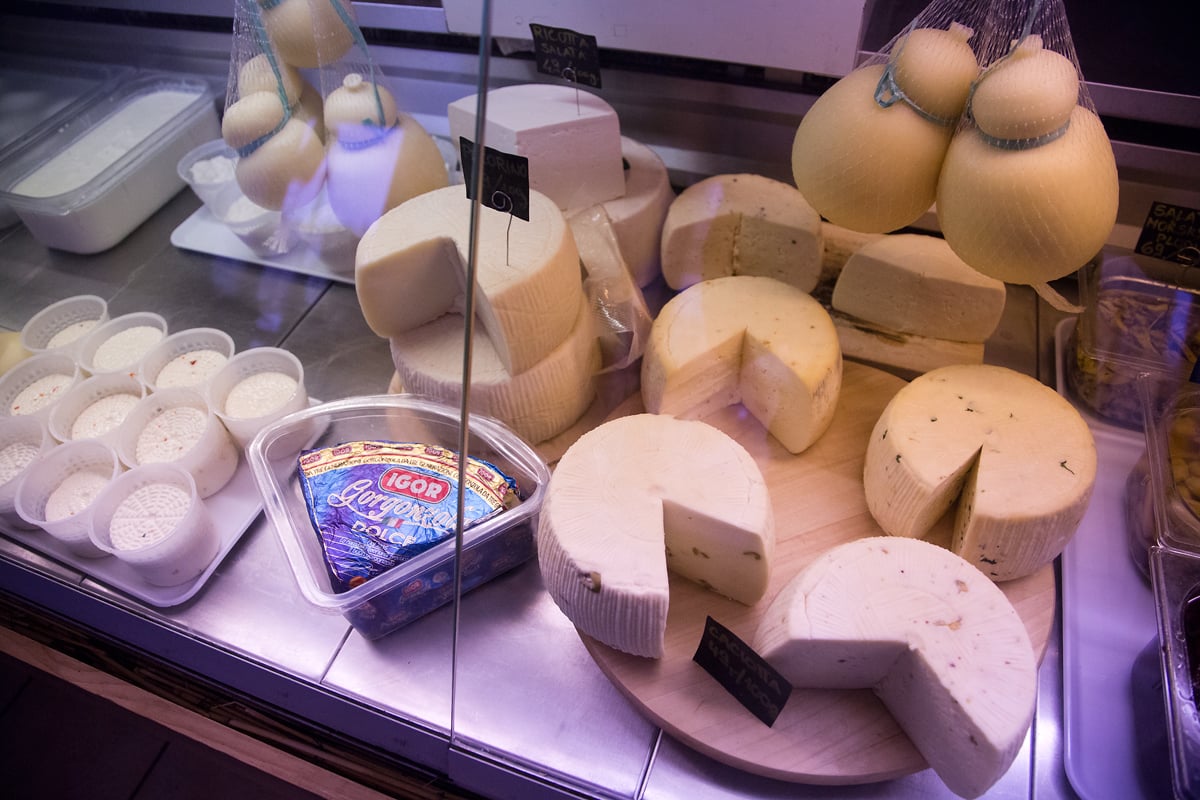 Nahlédněte do výrobny mozzarelly v pražských Nuslích.