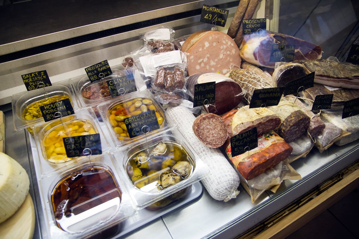 Nahlédněte do výrobny mozzarelly v pražských Nuslích.