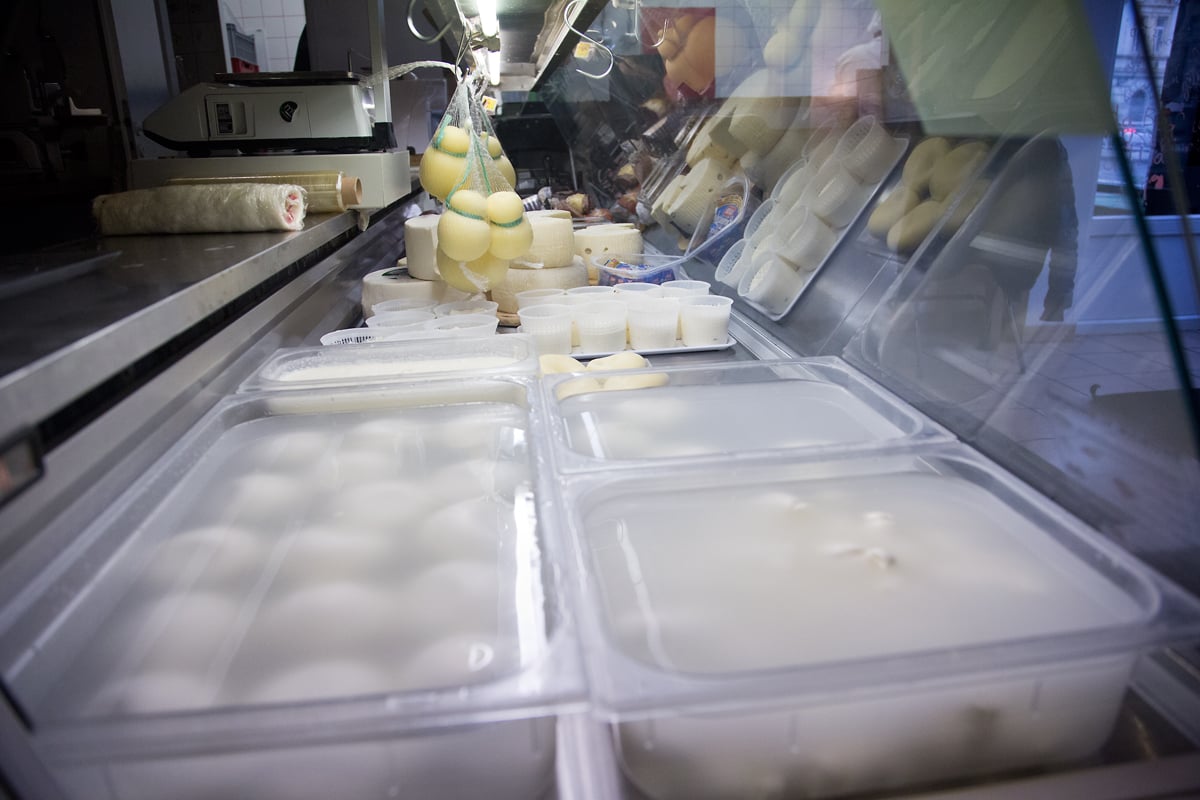 Nahlédněte do výrobny mozzarelly v pražských Nuslích.