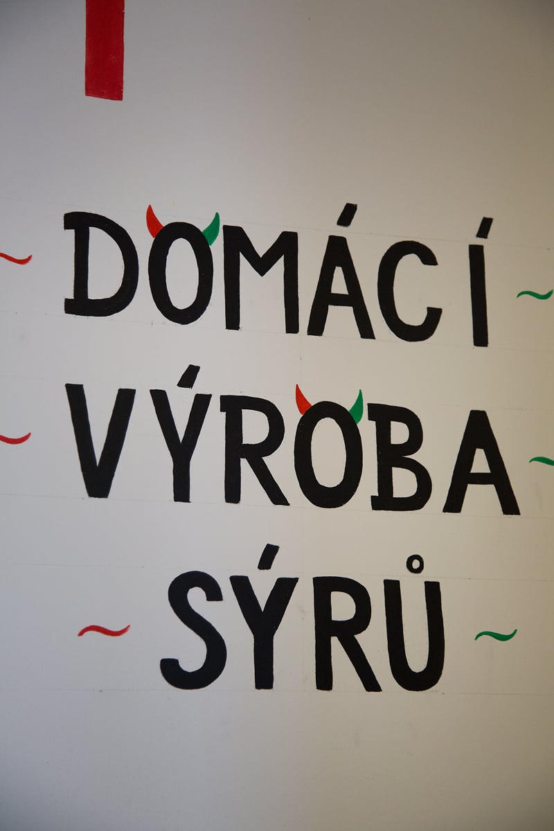 Nahlédněte do výrobny mozzarelly v pražských Nuslích.