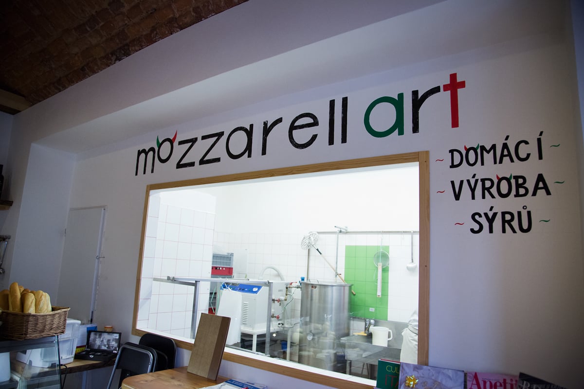 Nahlédněte do výrobny mozzarelly v pražských Nuslích.