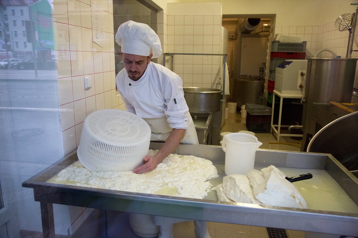 Nahlédněte do výrobny mozzarelly v pražských Nuslích.