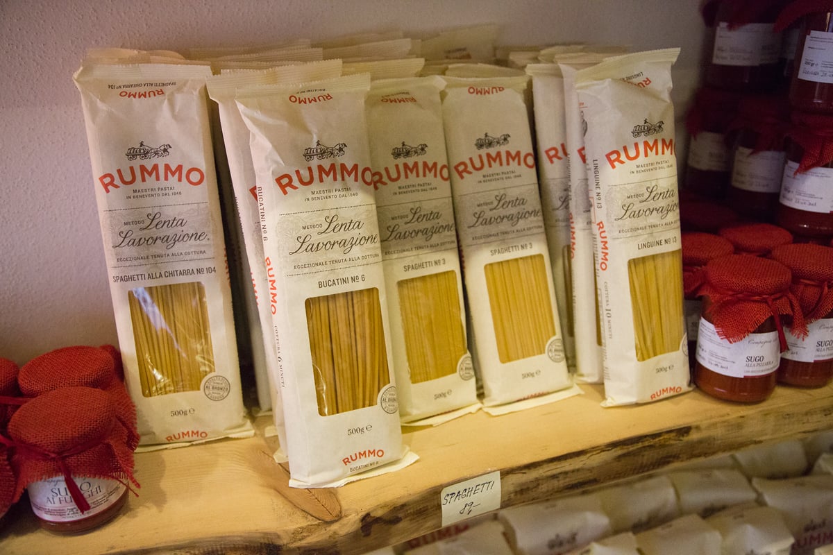 Nahlédněte do výrobny mozzarelly v pražských Nuslích.