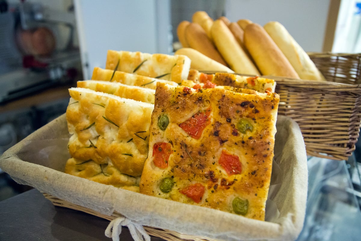 Nahlédněte do výrobny mozzarelly v pražských Nuslích.