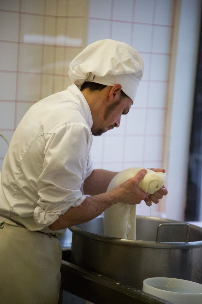 Nahlédněte do výrobny mozzarelly v pražských Nuslích.