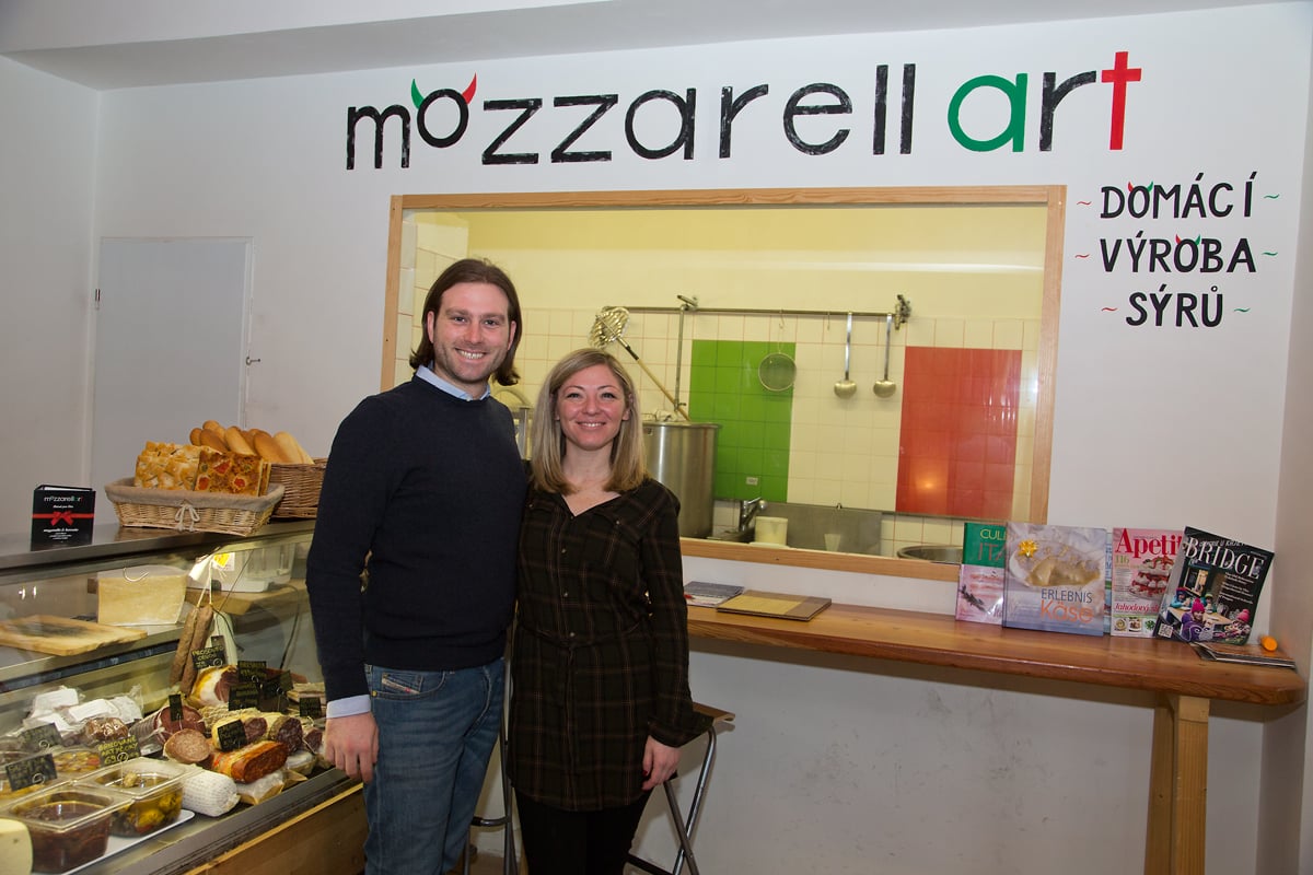 Nahlédněte do výrobny mozzarelly v pražských Nuslích.