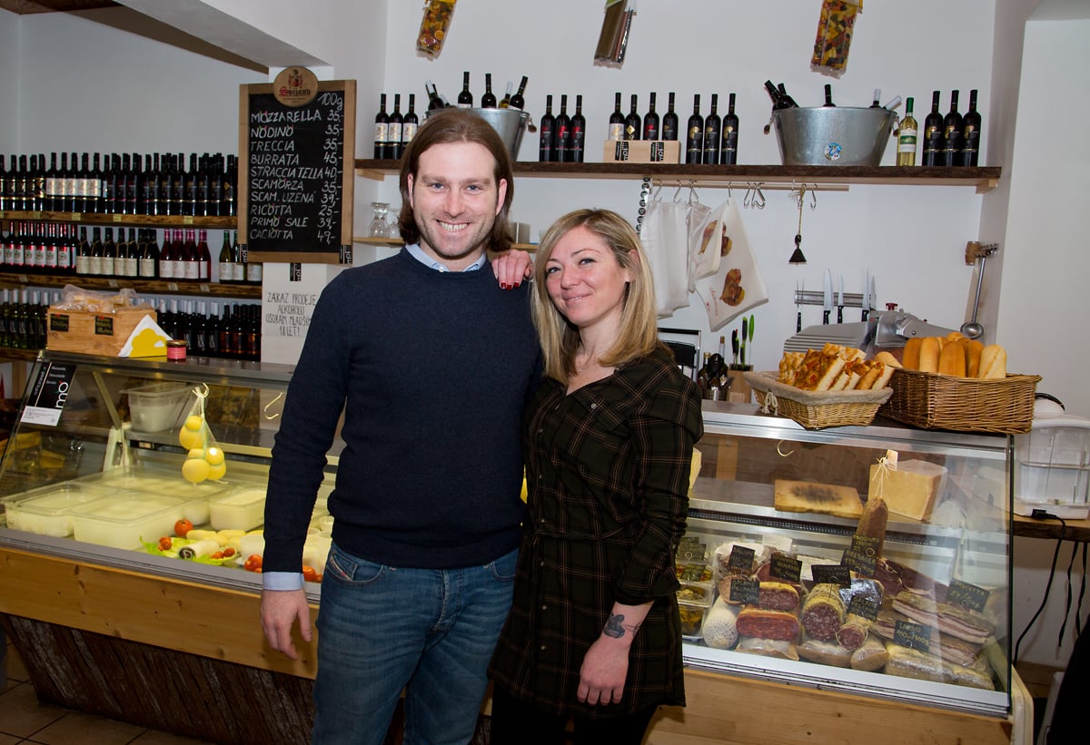 Nahlédněte do výrobny mozzarelly v pražských Nuslích.