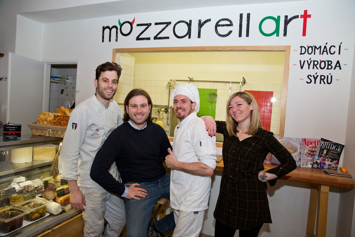 Nahlédněte do výrobny mozzarelly v pražských Nuslích.